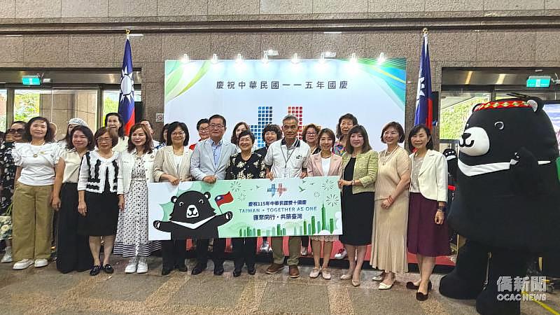 僑務委員會委員長徐佳青（前排左7）偕副委員長李姸慧（前排右4）、賴麗瑩（前排左5）、主任秘書榮幼娥（前排右1）出席，熱情招呼歸國僑民，並邀請首位報到僑胞廖貴興（前排右5）合影。