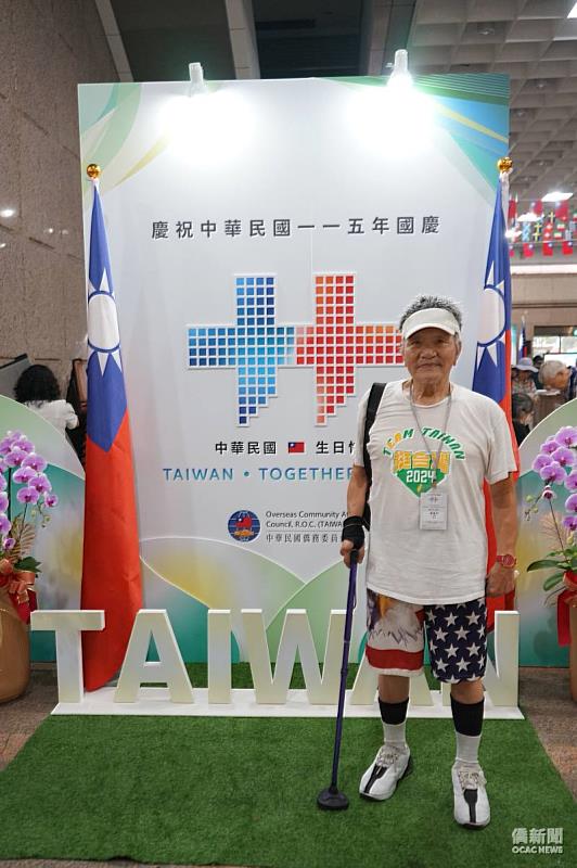 今年88歲的黃俊烈,身著「Team Taiwan」T恤及美國國旗短褲,這次回來除了參加國慶大典,更要行使公民權參與投票。