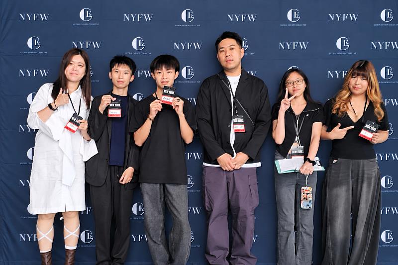 亞大時尚系師生團隊於紐約時裝週(NYFW)背板前合影,順利完成高強度的國際後台實習挑戰。