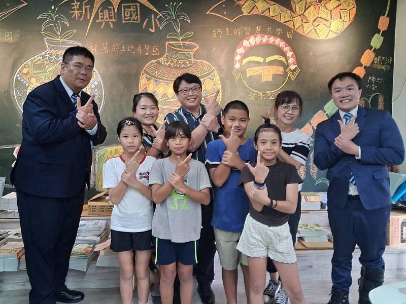 南華大學校友楊文棟(後排左2)榮獲十大傑出青年。以藝術教育實踐社會關懷,深入偏鄉校園,陪伴孩子探索藝術。