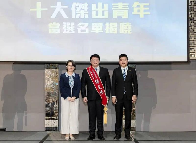 南華大學校友楊文棟（中）以藝術教育實踐社會關懷，榮獲十大傑出青年。