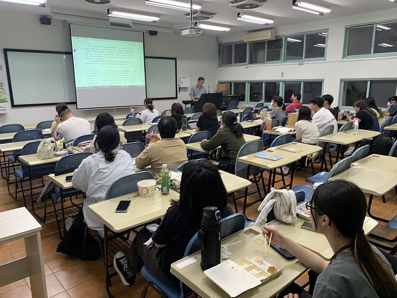 嘉藥社工系開設實體考照班,幫助在校學生及畢業系友準備國家考試。
