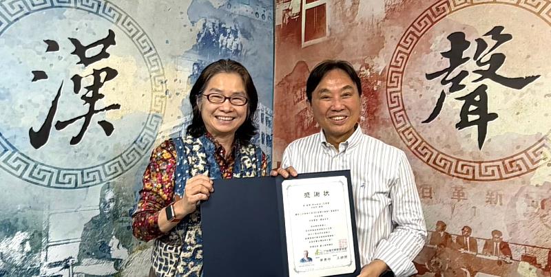 台灣尤努斯基金會董事長蔡慧玲（左）頒贈廣播專訪感謝狀予新加坡myCK集團洪振群總裁擔（右）。