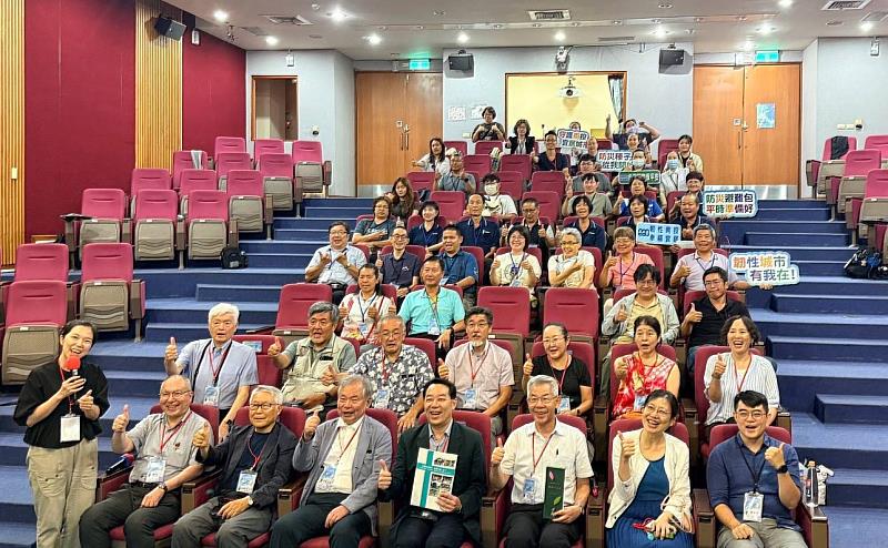 暨大舉辦115年南投縣國家防災日暨九二一震災27週年臺日國際研討會與會者合影。