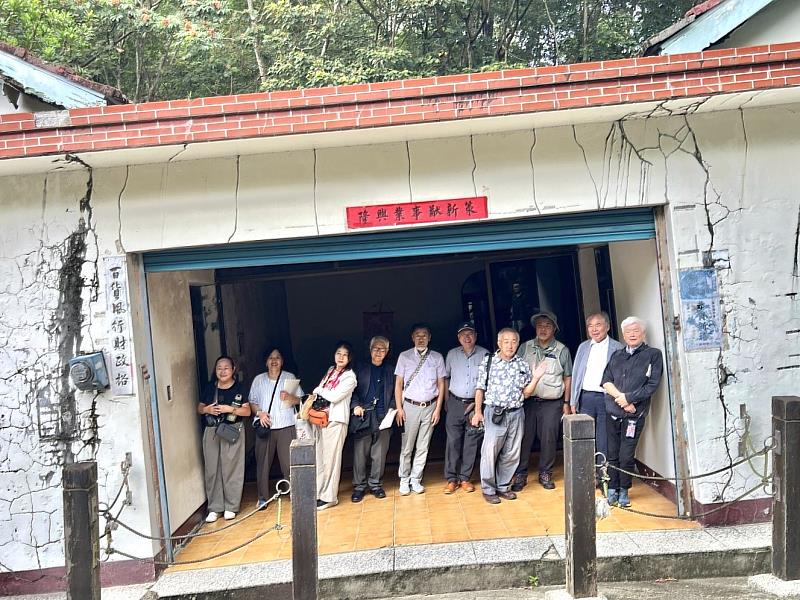 學者參訪九份二山見學震後傾斜屋,了解災害記憶如何被傳遞。