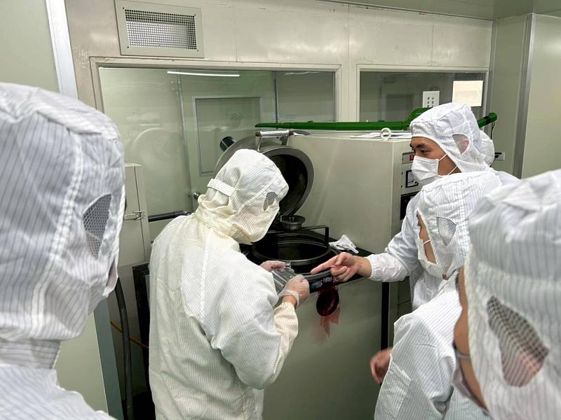 阿源學習課程中的無塵室技術。