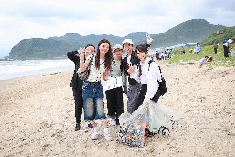 南山年度淨灘行動在翡翠灣起跑,接下來將有超過4千名南山人壽、南山產物志工,從北到南接力完成共6公里海岸淨灘。