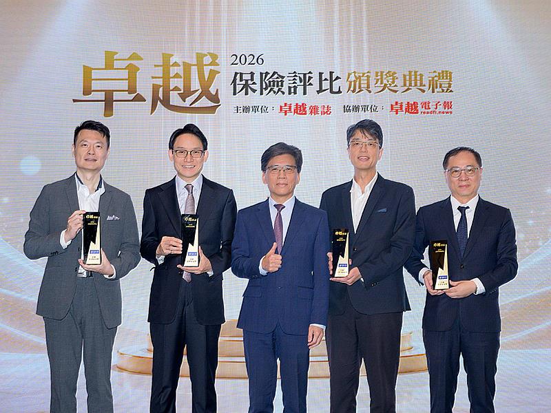 圖1:凱基人壽奪「卓越保險評比」4大獎,成為唯一獲「卓越客戶滿意獎」的壽險業者。由金管會彭金隆主委(中)頒獎,凱基人壽容覺生執行副總(左2)率領團隊代表領獎。