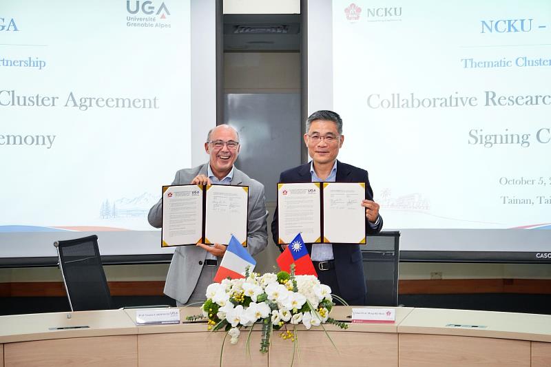 成大沈孟儒校長（右）與 UGA 校長 Yassine Lakhnech（左）代表兩校簽署「國立成功大學與法國格勒諾布爾–阿爾卑斯大學跨領域合作研究群組協議」。