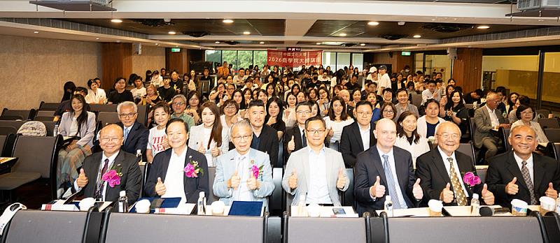 文化大學商學院師生合影,學生與講者面對面交流,從提問中拓展思考,尋找未來學習與職涯方向。