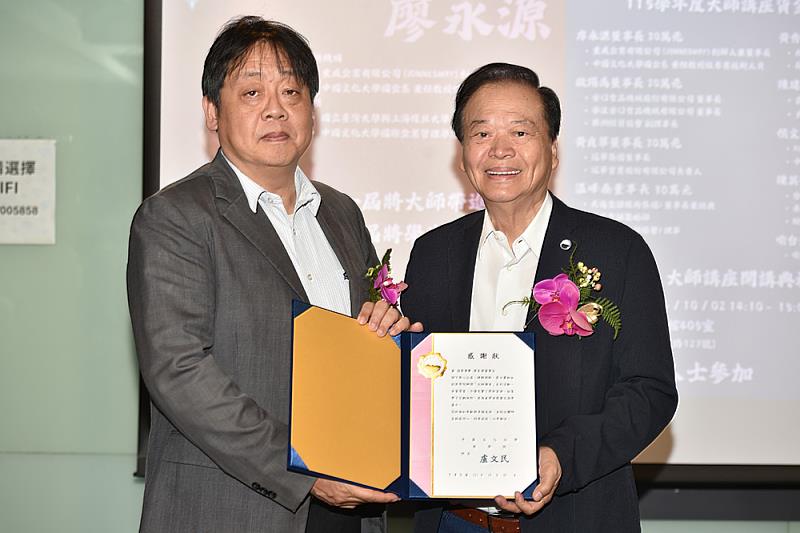 文化大學校長王子奇(左)致詞表示,感謝產業前輩長期支持,讓學生有機會站在巨人的肩膀上,眺望更寬廣的世界。