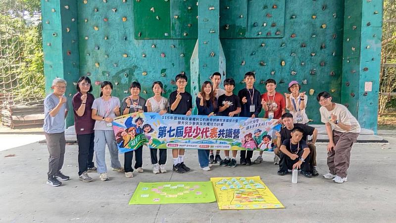 展現學習成果並合影。