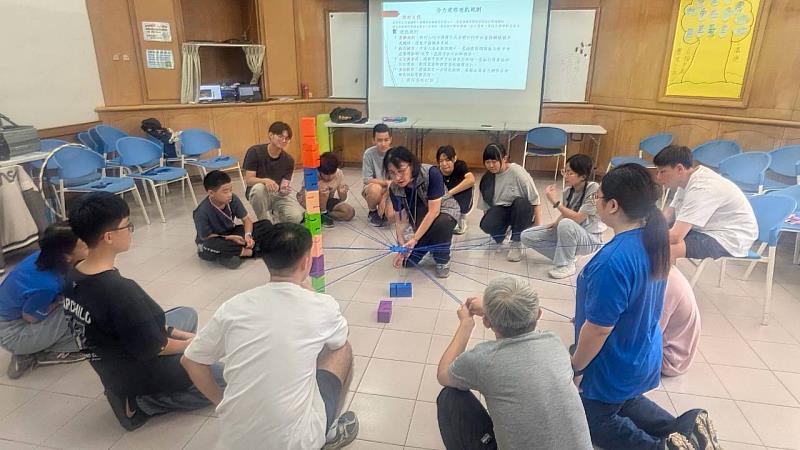 合力建塔挑戰。