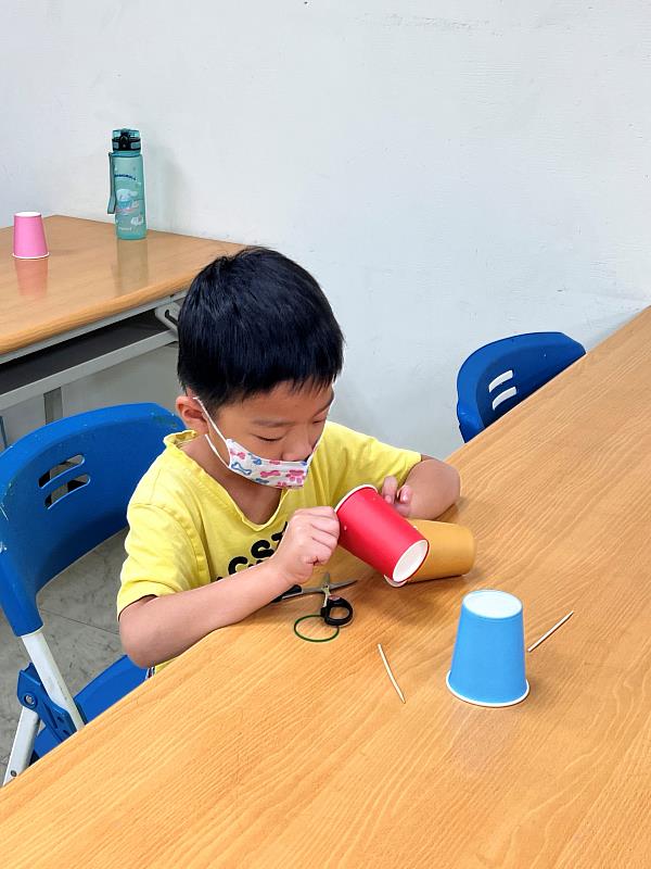 孩童進行創意手作。