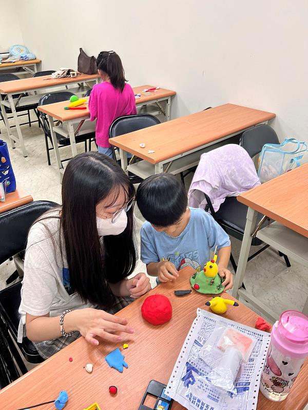 團隊成員指導孩童。