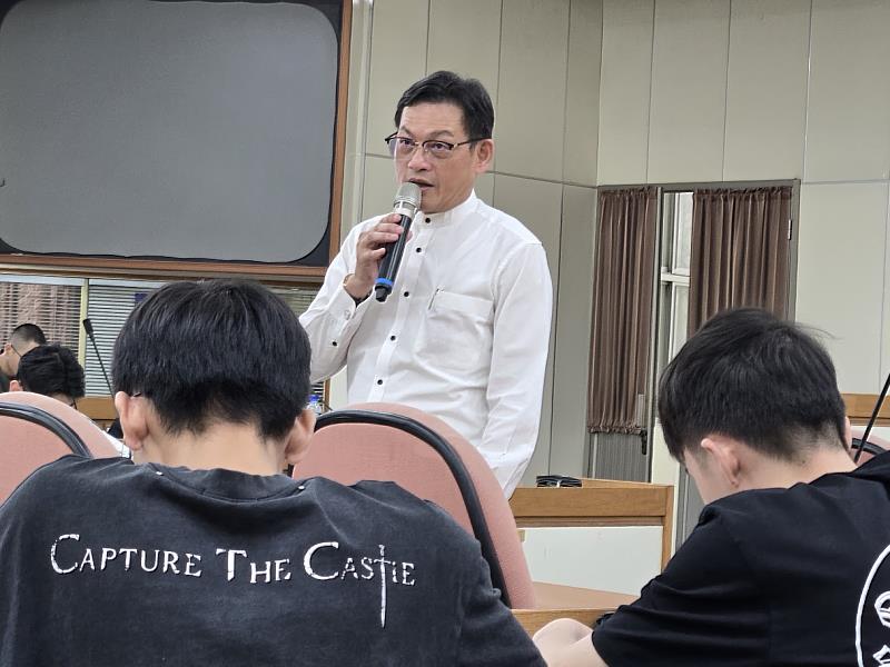 莊旭彬董事長勉勵學生培養「專業+跨域」的能力。