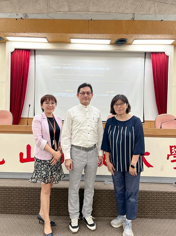 第13屆校友總會總會長暨騜瀧股份有限公司莊旭彬董事長(中)蒞校演講,通識中心張麗芬副主任(右)、校友服務中心邱翠華主任(左)盛情接待。