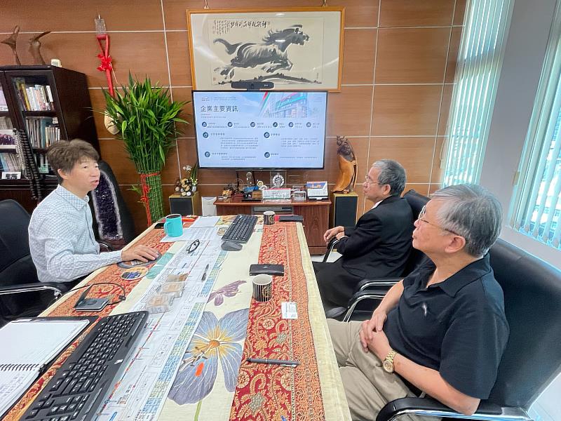 卓豐閔董事長(左)說明車麗屋營運現況與發展規劃。