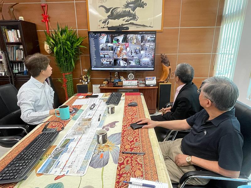 卓豐閔董事長(左)向曾鴻鍊執行董事(右)及唐彥博校長(中)介紹車麗屋門市即時管理系統。