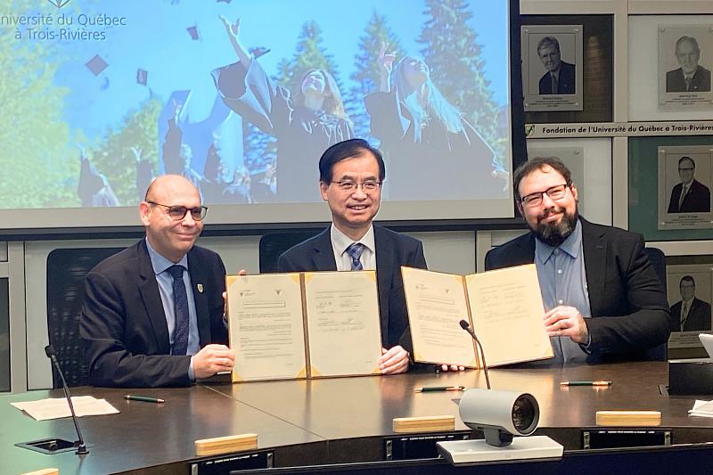 MOU簽署合照，左至右：加拿大UQTR副校長Sébastien Charles、國立中央大學氫能研究中心主任曾重仁教授與UQTR氫能研究中心共同主任Thomas Auvray。