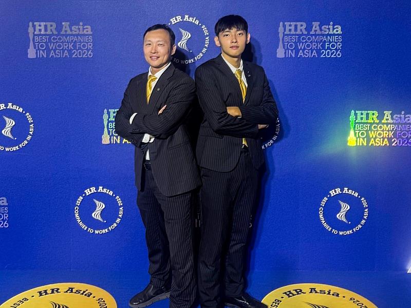 永慶房屋建構完善職涯支持,讓兒子莊騏駿(右)在了解爸爸莊煜東(左)經驗後,選擇加入同一職場。