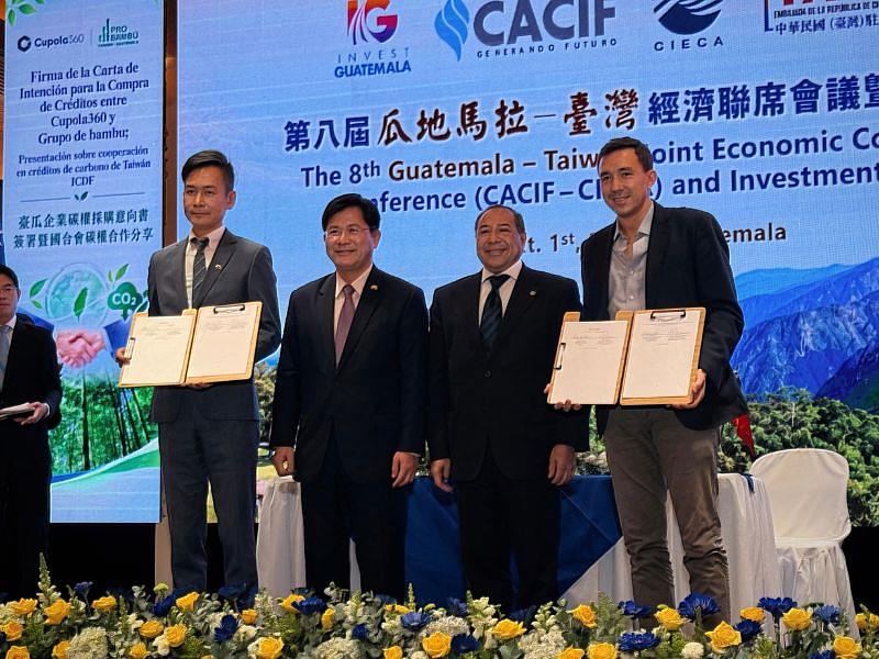 簽署儀式由我國外交部部長林佳龍與瓜地馬拉外交部次長歐洛克(Julio Eduardo Orozco Pérez)共同見證。