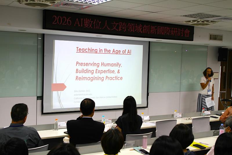美國加州州立大學聖馬科斯分校Dr. Erika Daniels進行專題演講。