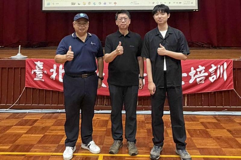 防災士培訓開訓課程由環安衛中心主任、學生會代表與授課教授合影。