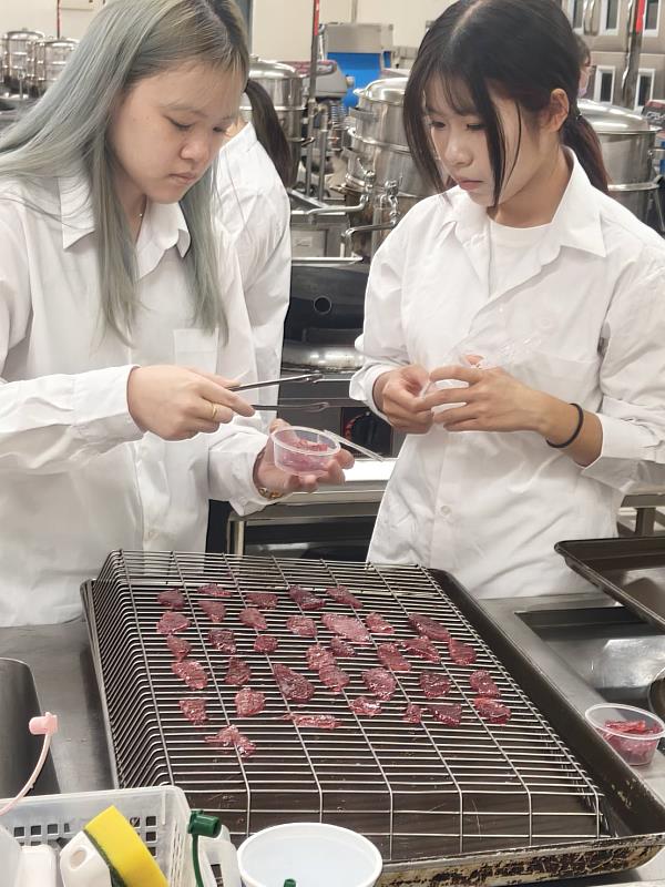 元培攜手君毅高中實作零廚餘烘焙,從果肉到果皮都不浪費。