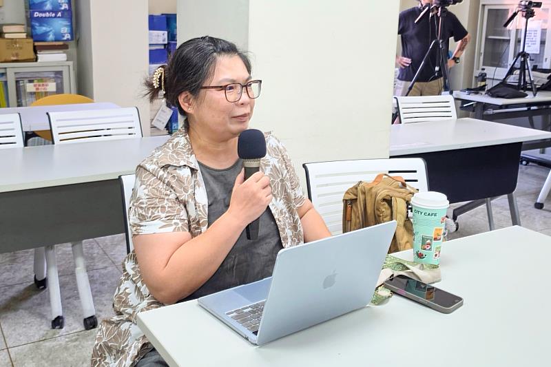 吳老師與現場參與者互動交流，邀請大家分享想法與回饋。