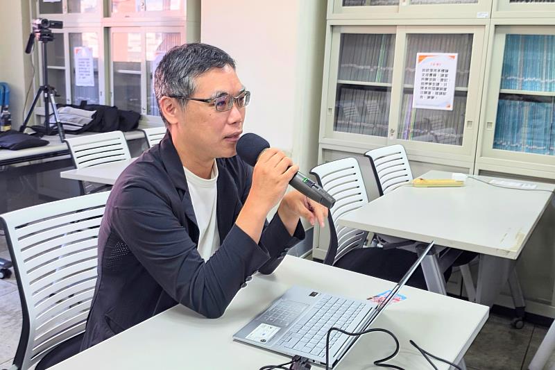 吳老師與現場參與者互動交流，邀請大家分享想法與回饋。