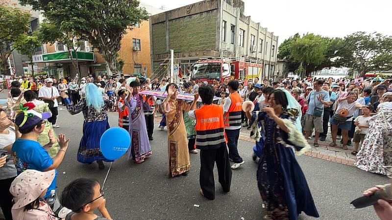 淡江大學團隊以歷史人物為造型基底,搭配手作彩色橋梁與海洋元素,沿途吸引不少民眾目光。(圖/淡江大學提供)