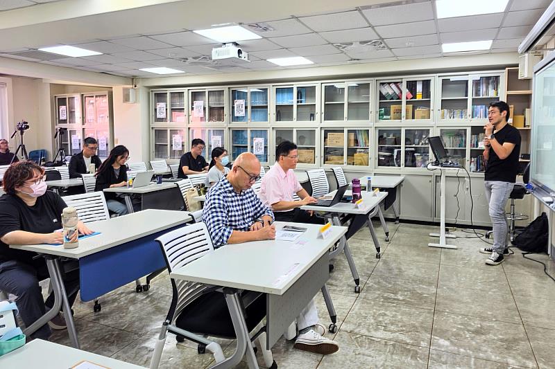 吳老師透過實作示範，引導參與者逐步建立AI工作流程。