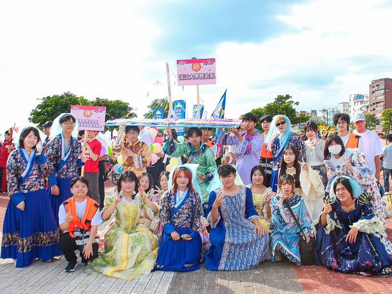 「2026淡水藝術嘉年華」10月3日下午在淡水老街登場,歷史學系及USR計畫「走進淡水、面向國際」再度組隊參加。(圖/淡江大學提供)