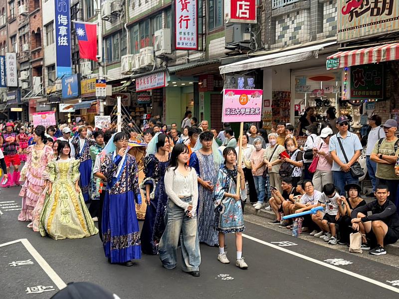 淡江大學團隊以歷史人物為造型基底,搭配手作彩色橋梁與海洋元素,沿途吸引不少民眾目光。(圖/淡江大學提供)