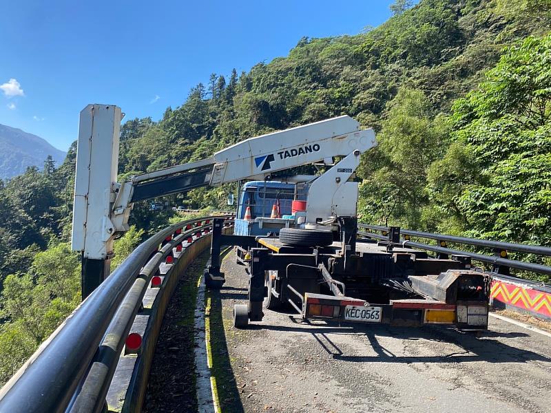 重機械橋梁檢測車佔用通行橋面車道。
