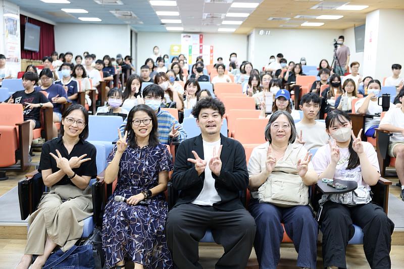 講者與亞大師生合影，前排中為講者黃建豪團長，左2為通識教育中心黃淑貞主任。