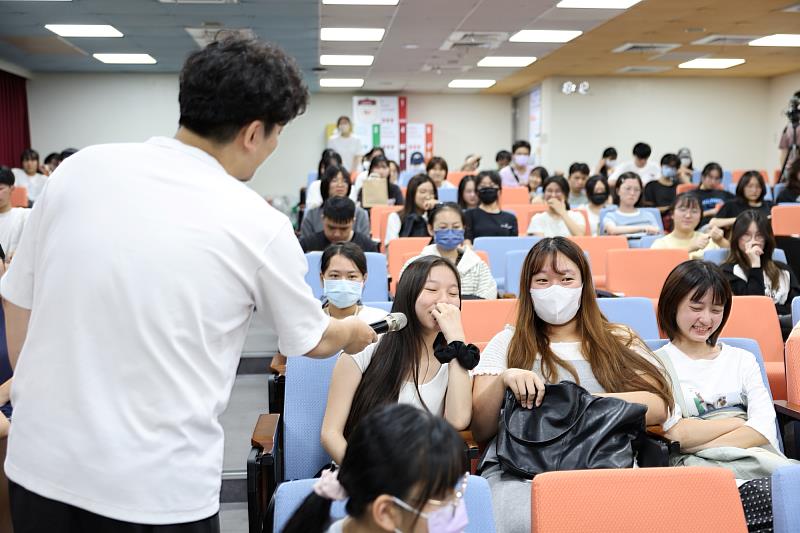 講座現場互動熱烈,黃建豪團長走入學生群中遞麥對話,台下同學聽得開懷大笑、共鳴不斷。