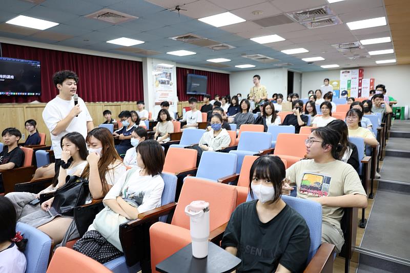 亞大通識講座現場座無虛席,吸引滿場學生專注聆聽,展現青年世代對AI科技與人文思辨的高度關注。