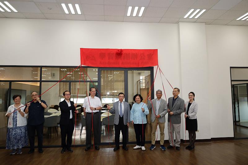 亞大學習規劃辦公室正式揭牌，蔡進發校長與師長貴賓共同見證啟用重要時刻。