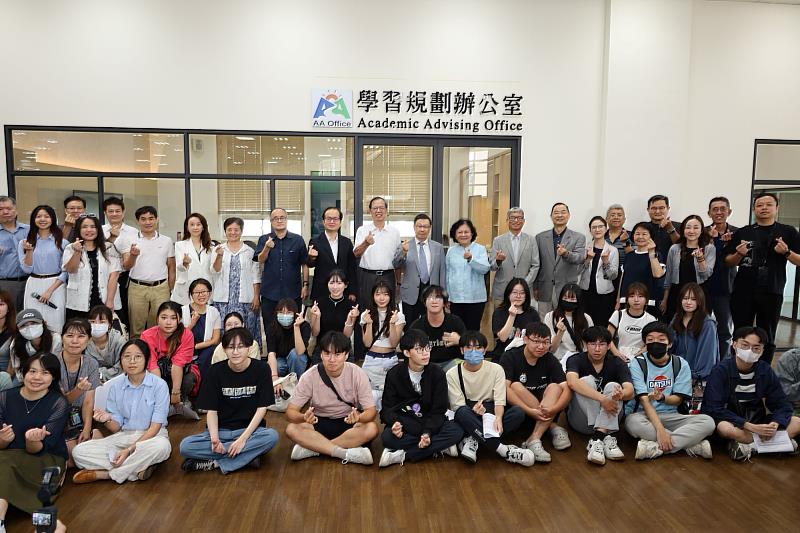 校長、師長與師生齊聚合影,展現跨域共學與共同成長精神。