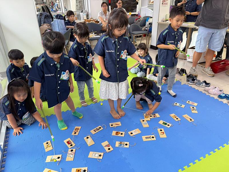 透過遊戲互動帶著孩子一步步了解日常行為如何影響環境。(看見.齊柏林基金會提供)