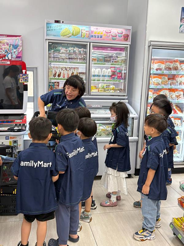 全家小小店長店鋪職場體驗活動,讓孩子建立友善消費選擇。(看見.齊柏林基金會提供)