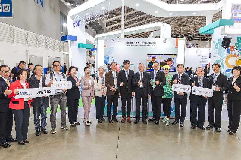 2026台北紡織展（TITAS）大會貴賓巡禮，由紡織綜合所協理邱勝福解說榮獲2026年R&D 100 Awards之「循環運動鞋：一材到底、完整回收」。右2起：紡織綜合所協理邱勝福、經濟部產業技術司副司長周崇斌、紡織綜合所所長李貴琪、經濟部主任秘書莊銘池、總統府資政沈榮津及大會貴賓合影。