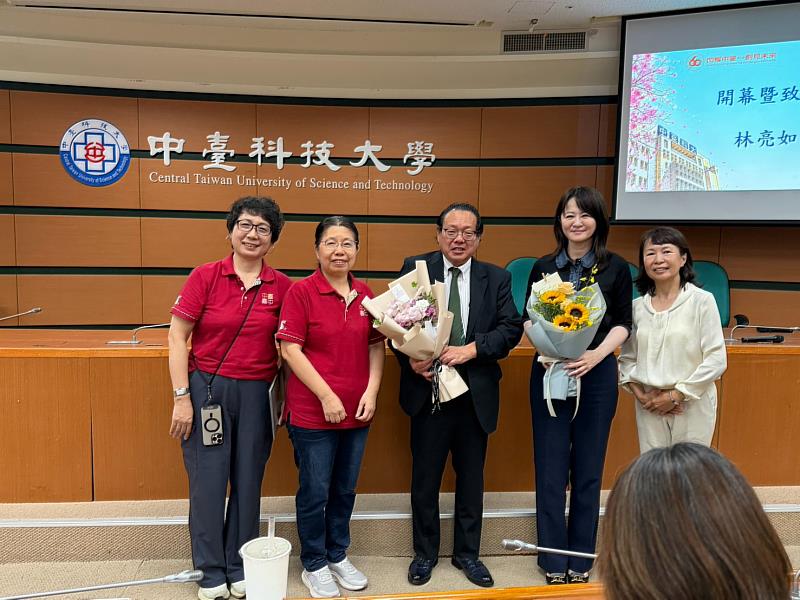 護理學院蔡麗雲院長致贈感謝狀及鮮花予日本社會福祉法人州鵬會吉元和浩院長。