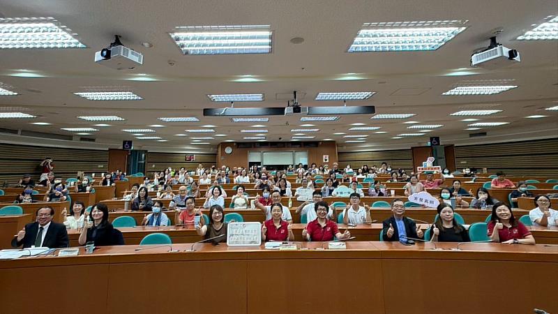 日本長照國際論與會人員合影,活動圓滿成功。