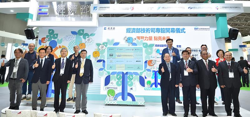 經濟部產業技術司於2026台北紡織展(TITAS)設立技術司專館,開幕儀式由技術司副司長周崇斌偕6家法人代表及業者共同進行拼圖點燈合影。前排左起為華楙生技代表、鞋技中心副總經理張立恆、塑膠中心副總經理薛光瑩、工研院材化所副所長溫俊祥、經濟部產業技術司副司長周崇斌、紡織綜合所所長李貴琪、紡拓會秘書長黃偉基、印研中心總經理張世錩;後排左起為宗昌工業經理徐紹瑋、美全企業副理蘇金雪、新典協理王玉平、源懋興業總經理王寶、光威國際經理林金谷、總成實業副協理林子雄、遠東新世紀副總經理廖瑞芬。