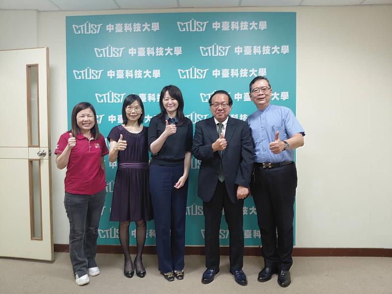 日本社會福祉法人州鵬會吉元和浩院長(右2)與中臺科大師長合影。