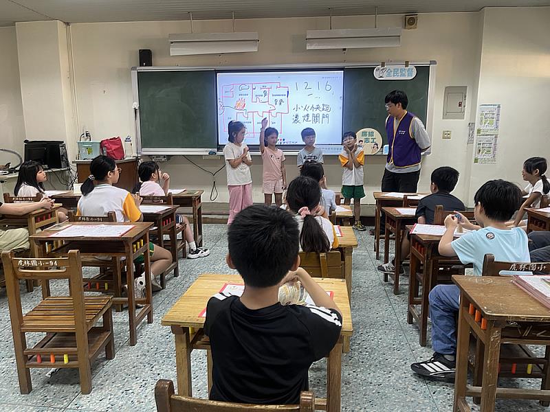 竹市府政風處結合消防局「消防護照認證活動」，透過廉政桌遊讓誠信教育向下扎根。