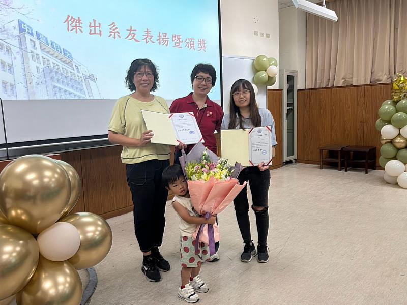 中臺科大高照系暨長照所林亮如主任頒發傑出系所友。